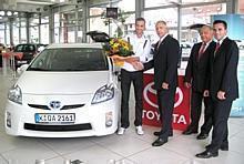 Carsten Eich übernimmt den Prius von Ekkardt Sensendorf, Leiter Corporate PR Toyota Deutschland. Daneben Werner und Alexander Nix vom Autohaus Nix. Foto: Toyota/auto-reporter.net 